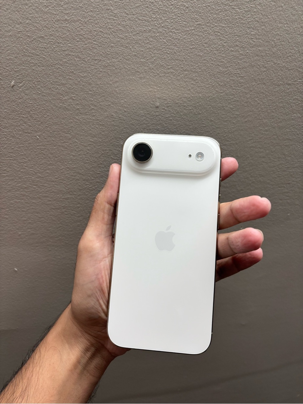 Apple iPhone White Minimalist with 512GB Capacity